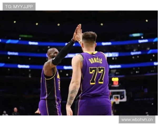 东契奇爆发湖人险胜快船小卡伤退